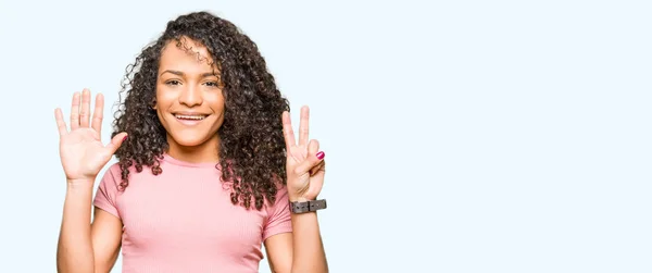 Junge Schöne Frau Mit Lockigem Haar Trägt Rosa Shirt Zeigt — Stockfoto