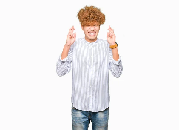 Νεαρό Όμορφος Επιχείρηση Άνθρωπος Αφρο Μαλλιά Φορώντας Κομψό Πουκάμισο Χαμογελώντας — Φωτογραφία Αρχείου