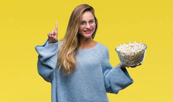 Giovane Bella Donna Bionda Mangiare Popcorn Sfondo Isolato Sorpreso Con — Foto Stock