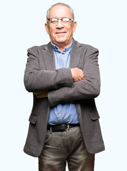Yakışıklı üst düzey businesss giyen gözlük mutlu yüz çapraz kollu kameraya bakarak gülen adam. Olumlu bir kişi.