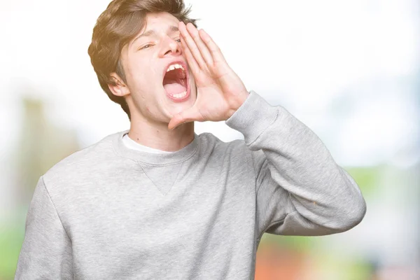 Knappe Sportieve Jongeman Dragen Sweatshirt Geïsoleerde Achtergrond Schreeuwen Schreeuwen Luid — Stockfoto