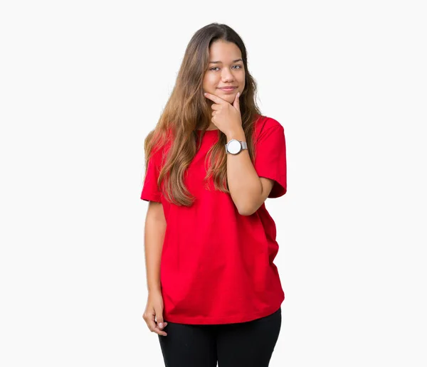 Młoda Piękna Brunetka Kobieta Noszenie Shirt Czerwony Białym Tle Patrząc — Zdjęcie stockowe