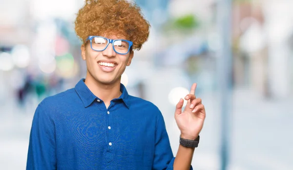 Joven Hombre Guapo Con Pelo Afro Usando Gafas Azules Con —  Fotos de Stock