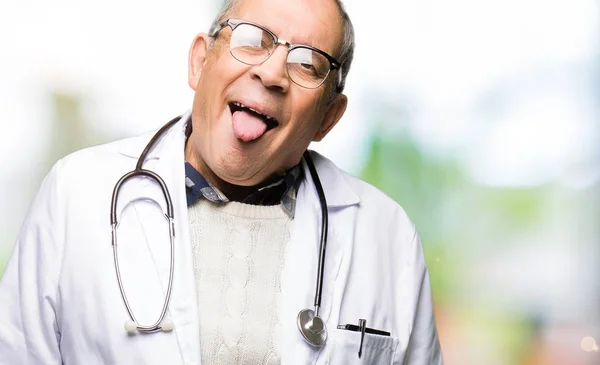 Hombre Guapo Médico Senior Que Usa Abrigo Médico Sacando Lengua — Foto de Stock