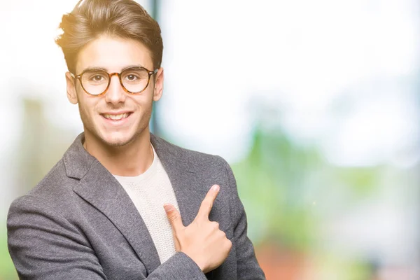 Jovem Homem Negócios Vestindo Óculos Sobre Fundo Isolado Alegre Com — Fotografia de Stock