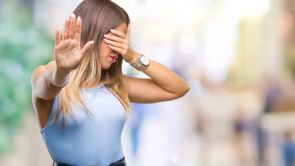 Unga Vackra Eleganta Affärskvinna Över Isolerade Bakgrund Som Täcker Ögon — Stockfoto