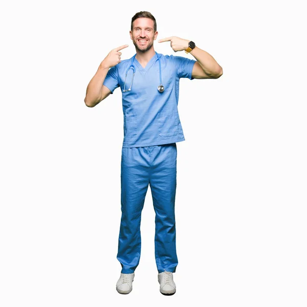 Knappe Dokter Man Medische Uniform Dragen Geïsoleerde Achtergrond Glimlachend Vertrouwen — Stockfoto