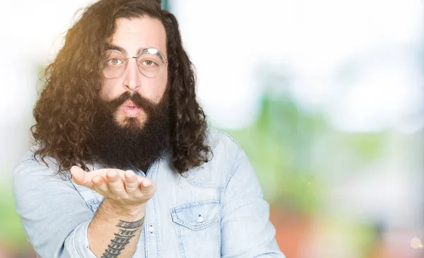 Homem Jovem Hipster Com Cabelos Longos Barba Vestindo Óculos Olhando — Fotografia de Stock