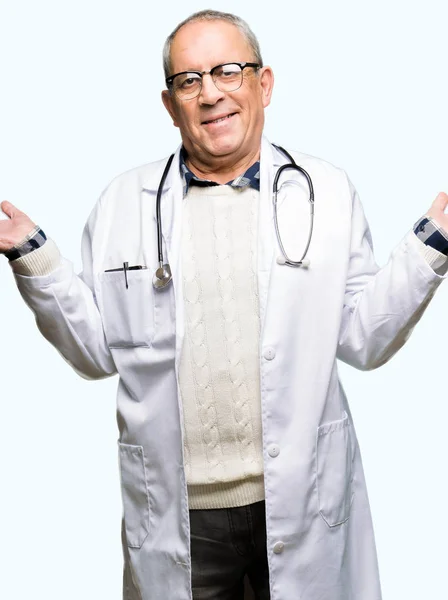 Guapo Médico Senior Hombre Con Abrigo Médico Sonriendo Mostrando Ambas — Foto de Stock