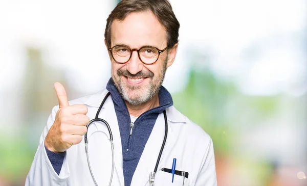 Hombre Guapo Médico Mediana Edad Con Abrigo Médico Haciendo Gesto — Foto de Stock