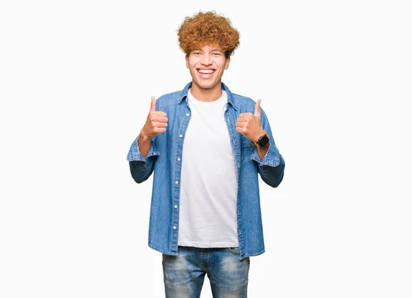 Joven Hombre Guapo Con Pelo Afro Con Chaqueta Vaquera Signo —  Fotos de Stock