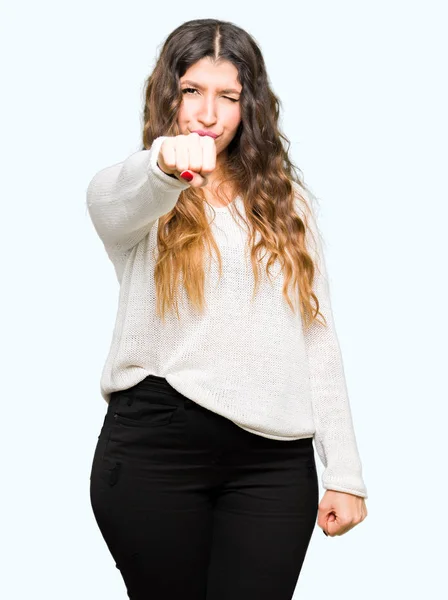 Ung Vacker Kvinna Klädd Vit Tröja Stansning Knytnäve Kämpa Aggressiv — Stockfoto