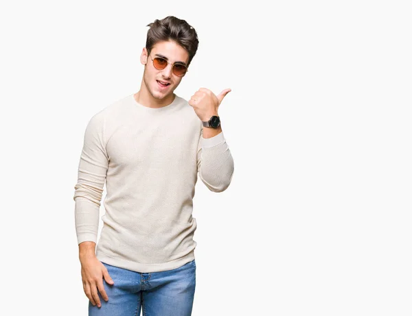 Mladý Pohledný Muž Nosí Sluneční Brýle Izolované Pozadí Usmívající Smajlík — Stock fotografie