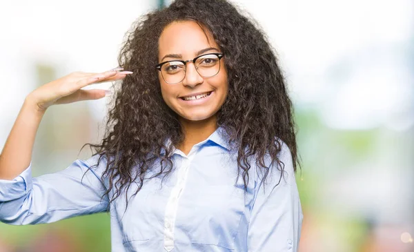 Menina Negócios Bonita Nova Com Cabelo Encaracolado Usando Óculos Gesticulando — Fotografia de Stock