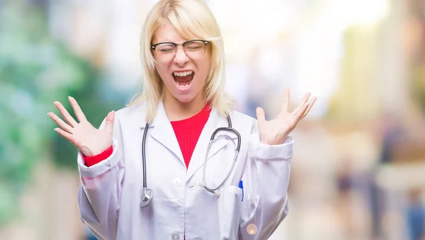 Jovem Bela Mulher Médica Loira Vestindo Uniforme Médico Sobre Fundo — Fotografia de Stock