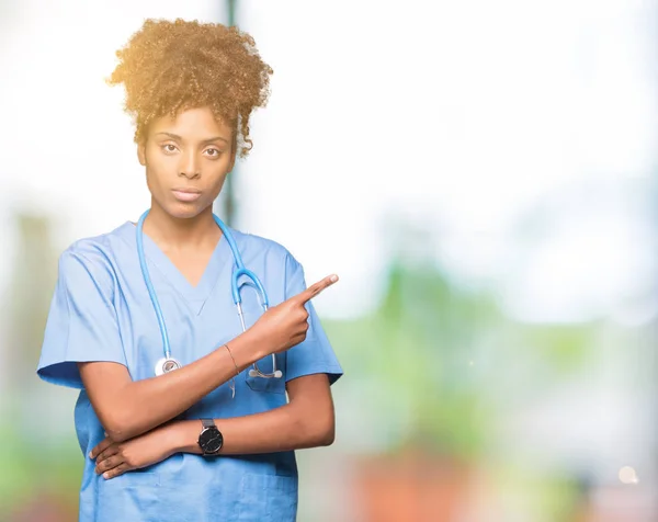 Junge Afrikanisch Amerikanische Ärztin Über Isoliertem Hintergrund Die Mit Dem — Stockfoto