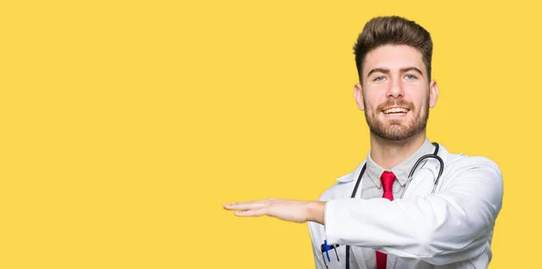 Jonge Knappe Dokter Man Met Medische Vacht Gebaren Met Handen — Stockfoto