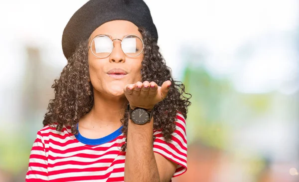 Giovane Bella Donna Con Capelli Ricci Indossando Occhiali Moda Berretto — Foto Stock