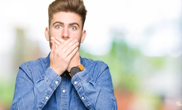 Joven Hombre Guapo Rubio Con Camisa Vaquera Casual Impactó Cubriendo —  Fotos de Stock