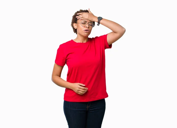 美しい若いアフリカ系アメリカ人女性にメガネをかけて背景を分離した病気 インフルエンザ ウイルスの病気のための額に触れる — ストック写真
