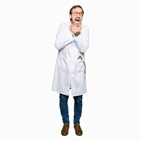Чоловіки Середнього Віку Лікарі Носять Медичне Пальто Кричать Задихаються Тому — стокове фото