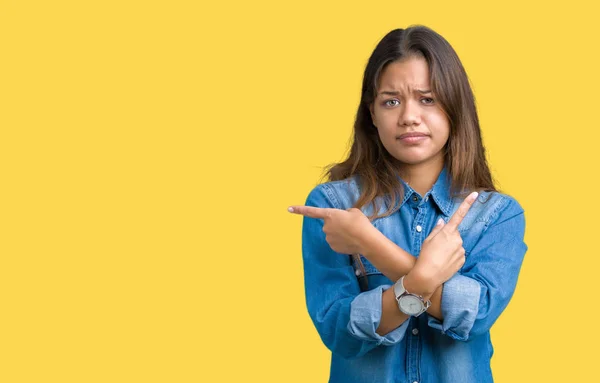 Junge Schöne Brünette Frau Trägt Blaues Jeanshemd Über Isoliertem Hintergrund — Stockfoto