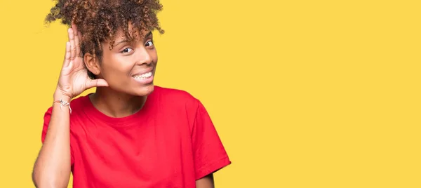 Hermosa Joven Afroamericana Sobre Fondo Aislado Sonriendo Con Mano Sobre — Foto de Stock