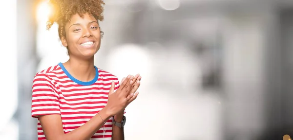 Güzel Genç Afro Amerikan Kadın Yüzünden Izole Arka Plan Clapping — Stok fotoğraf