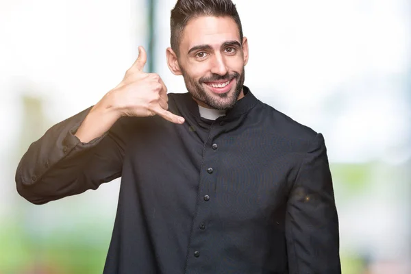 Joven Sacerdote Cristiano Sobre Fondo Aislado Sonriendo Haciendo Gesto Telefónico — Foto de Stock