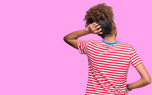 Linda Jovem Afro Americana Sobre Fundo Isolado Pensando Para Trás — Fotografia de Stock