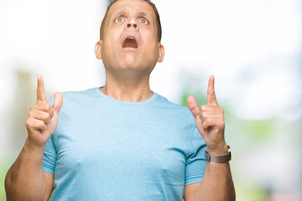 Hombre Árabe Mediana Edad Con Camiseta Azul Sobre Fondo Aislado —  Fotos de Stock