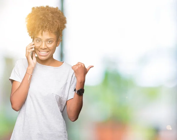 Joven Mujer Afroamericana Hablando Teléfono Inteligente Sobre Fondo Aislado Apuntando —  Fotos de Stock