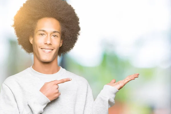 Joven Afroamericano Con Cabello Afro Vistiendo Sudadera Deportiva Asombrado Sonriendo —  Fotos de Stock