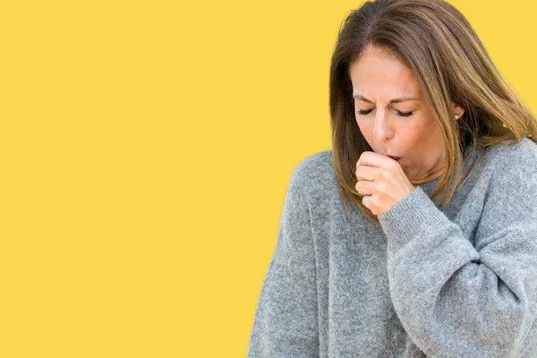 体調不良や風邪や気管支炎の症状として咳を感じて孤立の背景に冬のセーターを着て美しい中年女性 ヘルスケアの概念 — ストック写真