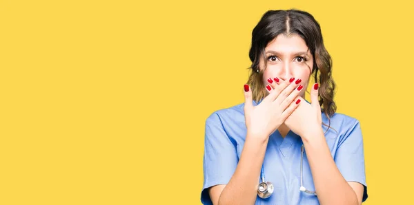 身穿医疗制服的年轻成年医生女子因失误用双手震惊捂住嘴 秘密概念 — 图库照片