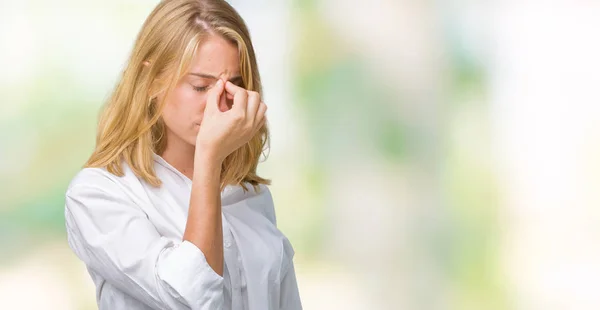 Hermosa Joven Mujer Negocios Sobre Fondo Aislado Cansado Frotando Nariz —  Fotos de Stock