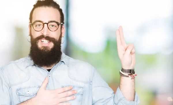 Joven Hipster Hombre Con Pelo Largo Barba Con Gafas Juramento —  Fotos de Stock