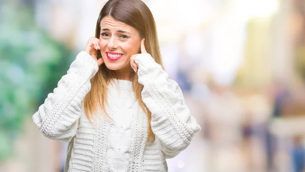 Mujer Hermosa Joven Suéter Blanco Casual Sobre Fondo Aislado Que — Foto de Stock