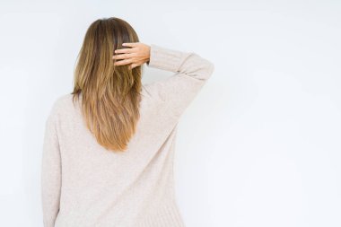 Izole arka plan üzerinde Güzel orta yaş kadın Geriye baş el ile şüphe hakkında düşünme