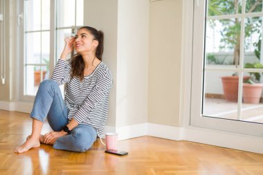 Güzel genç kadın emin ve düşünce olumlu gülümseyen si