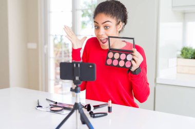 Genç Afro-Amerikan etki unsuru kadın kayıt yapmak öğretici çok mutlu ve heyecanlı, kocaman bir gülümseme ile çığlık ve ellerini kaldırdı kazanan ifade kutluyor zafer