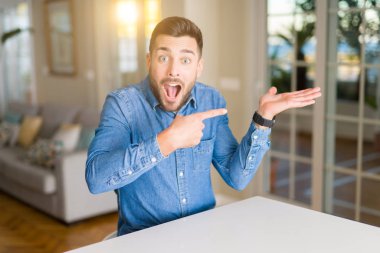 Ev çok mutlu el ve parmak ile işaret yakışıklı delikanlı