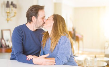 Romantik orta yaş kaç birlikte otururken ve aşık evde öpüşme