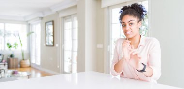 Afro saç ile güzel Afrikalı Amerikalı kadın geniş açı ifade, hoşnutlu ve korkuya karşı nefretle yüz yapıyor nefreti çünkü kaçınma reaksiyon. Ellerle kaldırdı. Rahatsız edici kavramı.