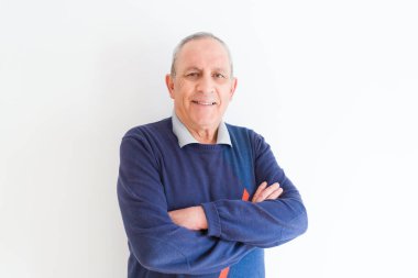 Neşeli, mutlu ve pozitif eğilimli çapraz kolları olan beyaz arka plan üzerinde gülümseyen yakışıklı orta yaş komuta sizde