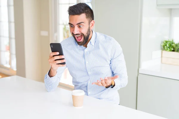 Hombre Negocios Hispano Guapo Bebiendo Café Usando Teléfono Inteligente Muy —  Fotos de Stock