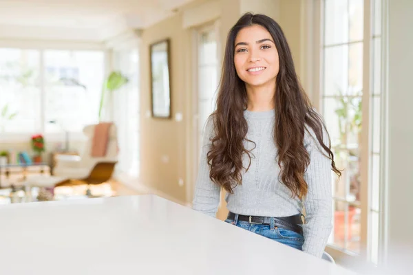 Junge Schöne Frau Hause Mit Einem Fröhlichen Und Kühlen Lächeln — Stockfoto