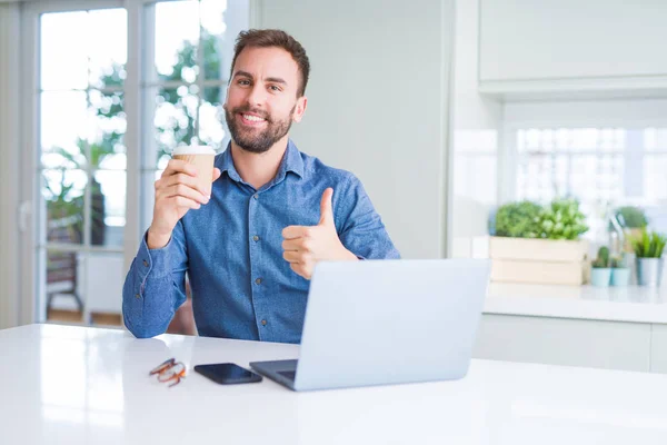 Homem Bonito Trabalhando Usando Laptop Computador Beber Uma Xícara Café — Fotografia de Stock