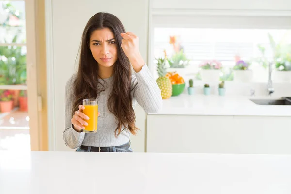 Junge Frau Trinkt Ein Glas Frischen Orangensaft Genervt Und Frustriert — Stockfoto