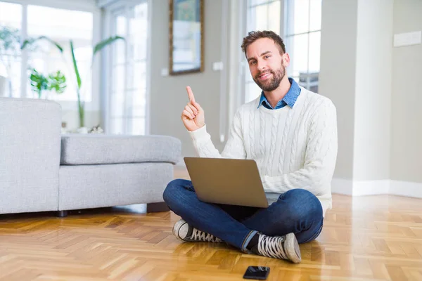 Bonito Homem Vestindo Trabalho Usando Laptop Computador Com Grande Sorriso — Fotografia de Stock